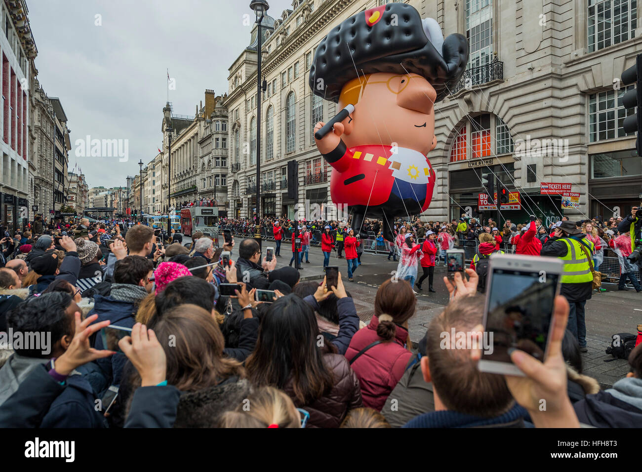 London, UK. 1. Januar 2017.  Ein riesige Cryer/Bürgermeister übergibt Piccadilly Circus - The New Years Day-Parade durch zentrale Form in London Piccadilly nach Whitehall verläuft. 1. Januar 2017 London © Guy Bell/Alamy Live-Nachrichten Stockfoto