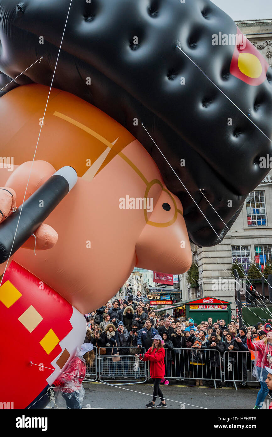 London, UK. 1. Januar 2017.  Ein riesige Cryer/Bürgermeister übergibt Piccadilly Circus - The New Years Day-Parade durch zentrale Form in London Piccadilly nach Whitehall verläuft. 1. Januar 2017 London © Guy Bell/Alamy Live-Nachrichten Stockfoto