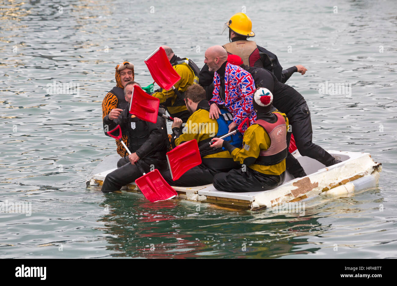 Poole, Dorset, Großbritannien. 1. Januar, 2017. Hunderte an und drehen Sie die neue Jahre Tag Badewanne Rennen zu beobachten. Eine Vielzahl von ungewöhnlichen Handwerk, um das Wasser zu rennen, Spaß Werfen von Eiern und Mehl, brennen Wasserwerfer und Kentern konkurrierenden Handwerk. Stockfoto