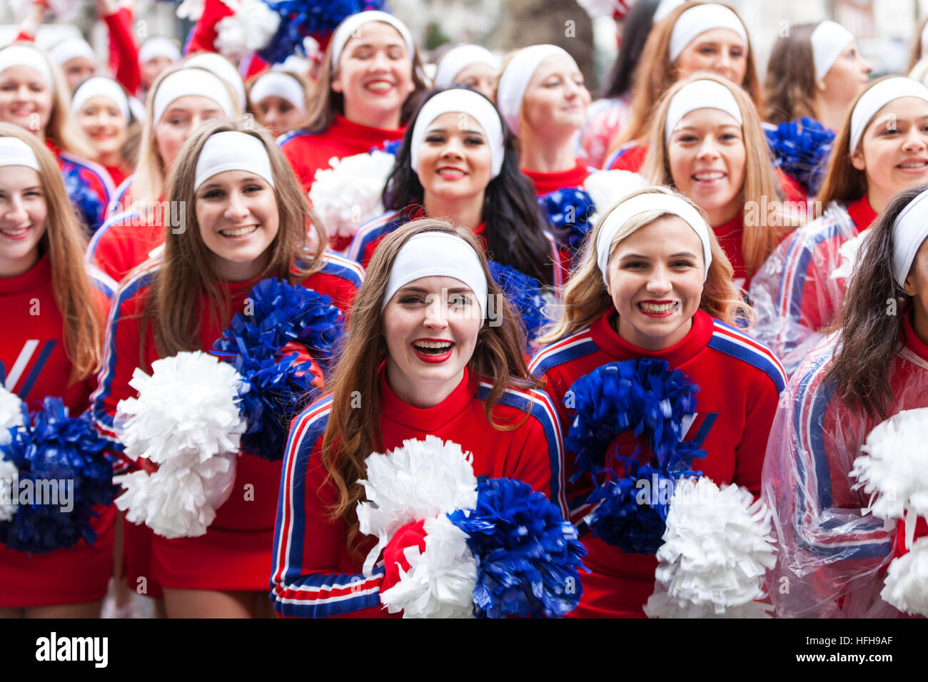 Westminster, London, 1. Januar 2017. Varsity All-American Cheerleader durchführen. Der Londoner New Year es Day Parade, LNYDP 2017 ist seit 1987 eine Wende-des-Jahres-Tradition und verfügt über mehrere tausend Künstler aus der ganzen Welt. Bildnachweis: Imageplotter und Sport/Alamy Live Nachrichten Stockfoto