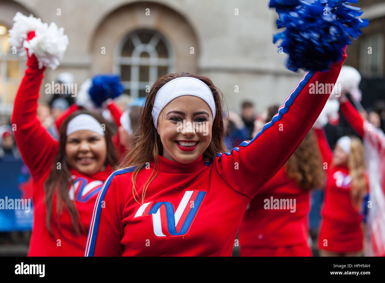 Westminster, London, 1. Januar 2017. Die Varsity führen alle amerikanischen Cheerleader. Teilnehmer und Zuschauer genießen die Parade. Der Londoner New Year es Day Parade, LNYDP 2017 ist seit 1987 eine Wende-des-Jahres-Tradition und verfügt über mehrere tausend Künstler aus der ganzen Welt. Bildnachweis: Imageplotter und Sport/Alamy Live Nachrichten Stockfoto