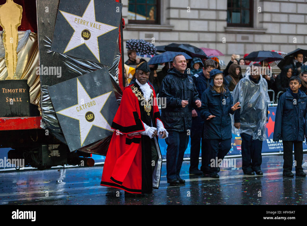 Westminster, London, 1. Januar 2017. Stadtrat Obajimi Adefiranye tanzt neben Lewisham Borough Schwimmer und Interpreten. Der Londoner New Year es Day Parade, LNYDP 2017 ist seit 1987 eine Wende-des-Jahres-Tradition und verfügt über mehrere tausend Künstler aus der ganzen Welt. Bildnachweis: Imageplotter und Sport/Alamy Live Nachrichten Stockfoto