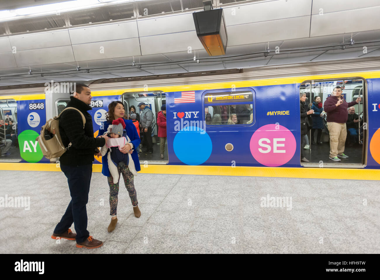 New York, USA. 1. Januar 2017. Menschenmassen mob die 86th Street Station an der Second Avenue u-Bahnlinie am Eröffnungstag für Revenue Service Freitag, 1. Januar 2016. Die neue Linie reist 2 Meilen Anschluss der East 63rd Street Station mit Stopps an 72., 86. und 96. Straße, mit einer erwarteten Fahrgastzahlen von 200.000 Personen pro Tag. Die Kosten der Neubaustrecke war $ 4,4 Milliarden.  © Richard Levine/Alamy Live-Nachrichten Stockfoto