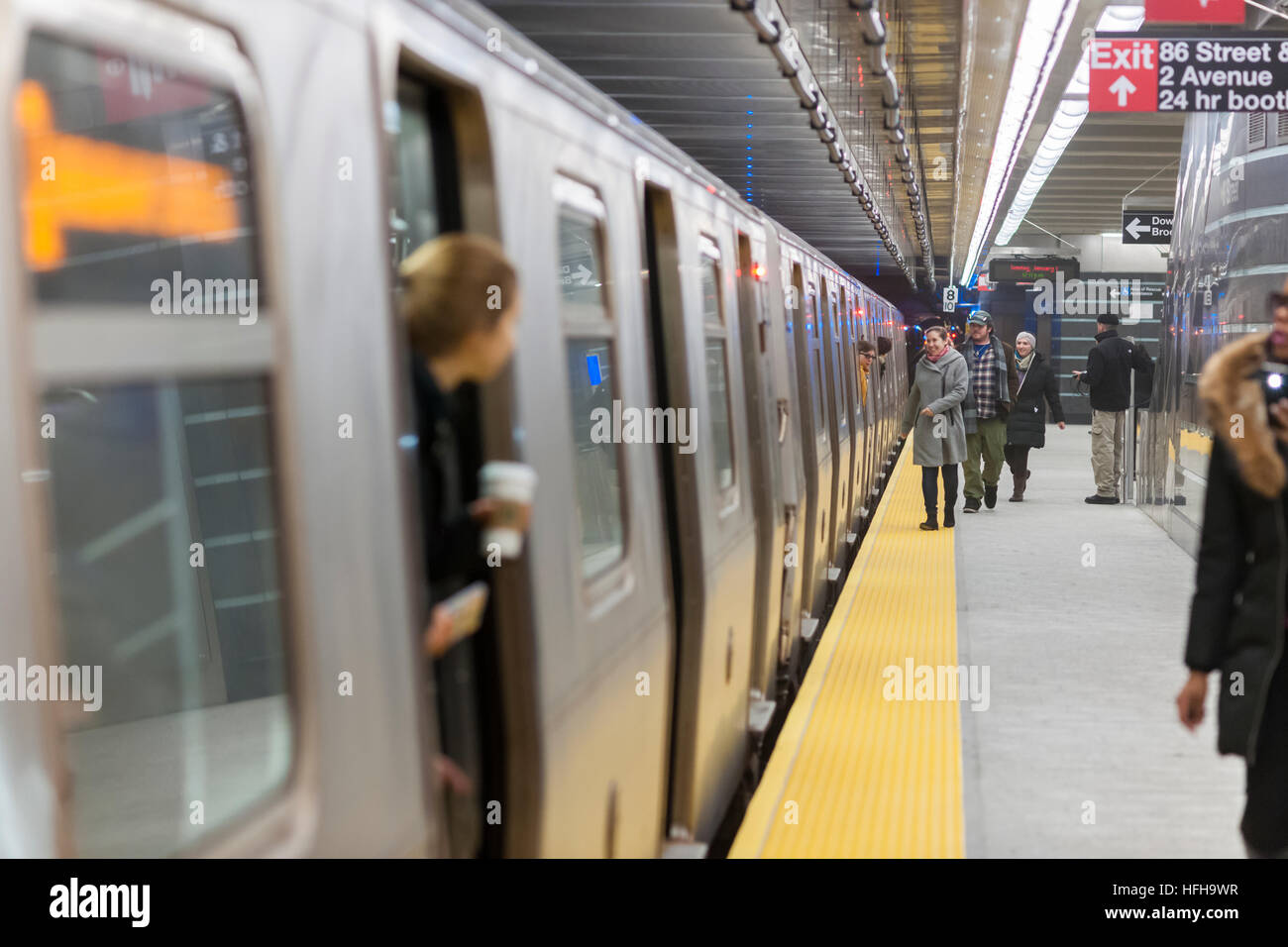 New York, USA. 1. Januar 2017. Menschenmassen mob die 86th Street Station an der Second Avenue u-Bahnlinie am Eröffnungstag für Revenue Service Freitag, 1. Januar 2016. Die neue Linie reist 2 Meilen Anschluss der East 63rd Street Station mit Stopps an 72., 86. und 96. Straße, mit einer erwarteten Fahrgastzahlen von 200.000 Personen pro Tag. Die Kosten der Neubaustrecke war $ 4,4 Milliarden.  © Richard Levine/Alamy Live-Nachrichten Stockfoto