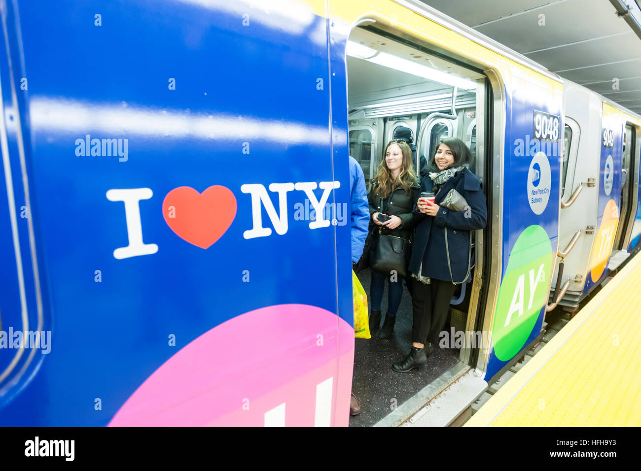 New York, USA. 1. Januar 2017. Menschenmassen mob die 86th Street Station an der Second Avenue u-Bahnlinie am Eröffnungstag für Revenue Service Freitag, 1. Januar 2016. Die neue Linie reist 2 Meilen Anschluss der East 63rd Street Station mit Stopps an 72., 86. und 96. Straße, mit einer erwarteten Fahrgastzahlen von 200.000 Personen pro Tag. Die Kosten der Neubaustrecke war $ 4,4 Milliarden.  © Richard Levine/Alamy Live-Nachrichten Stockfoto