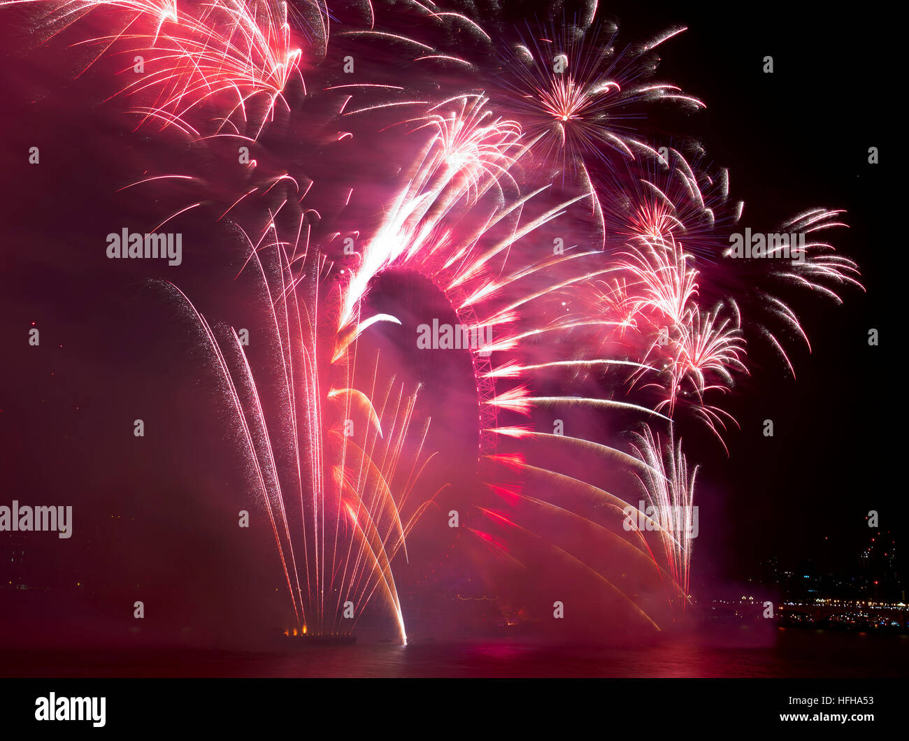 London, UK. 1. Januar 2017. Silvester Feuerwerk explodieren auf der Themse und das London Eye von Hungerford Bridge aus gesehen zum Start des neuen Jahres für 2017. Bildnachweis: Oliver Dixon/Alamy Live-Nachrichten Stockfoto