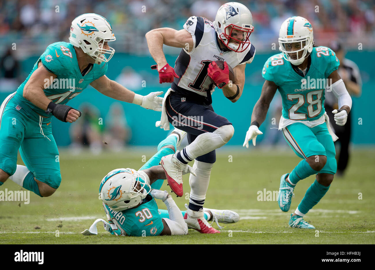 Miami Gardens, Florida, USA. 1. Januar 2017. New England Patriots Wide Receiver Julian Edelman (11) bricht das Miami Dolphins kostenlosen Sicherheits Bacarri Rambo (30) Miami Dolphins mittleren Linebacker Kiko Alonso (47) und Miami Dolphins Cornerback Bobby McCain (28) im Hard Rock Stadium in Miami Gardens, Florida am 1. Januar 2017. © Allen Eyestone/der Palm Beach Post/ZUMA Draht/Alamy Live-Nachrichten Stockfoto