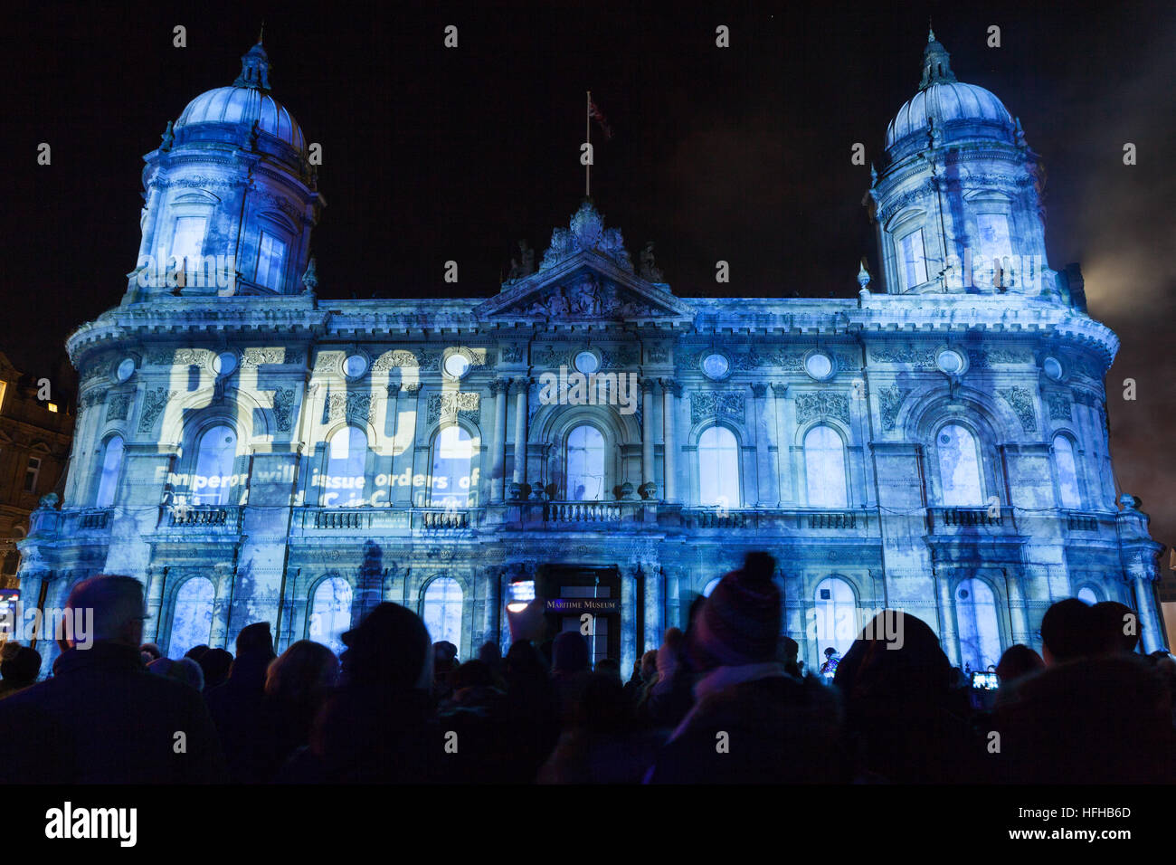 Hull, East Yorkshire, UK. 1. Januar 2017. Hull 2017 UK Stadtkultur startet mit dem "Made in Hull"-Ereignis, das Projektionen auf Gebäude in Queen Victoria Square umfasst. © LEE BEEL/Alamy Live-Nachrichten Stockfoto