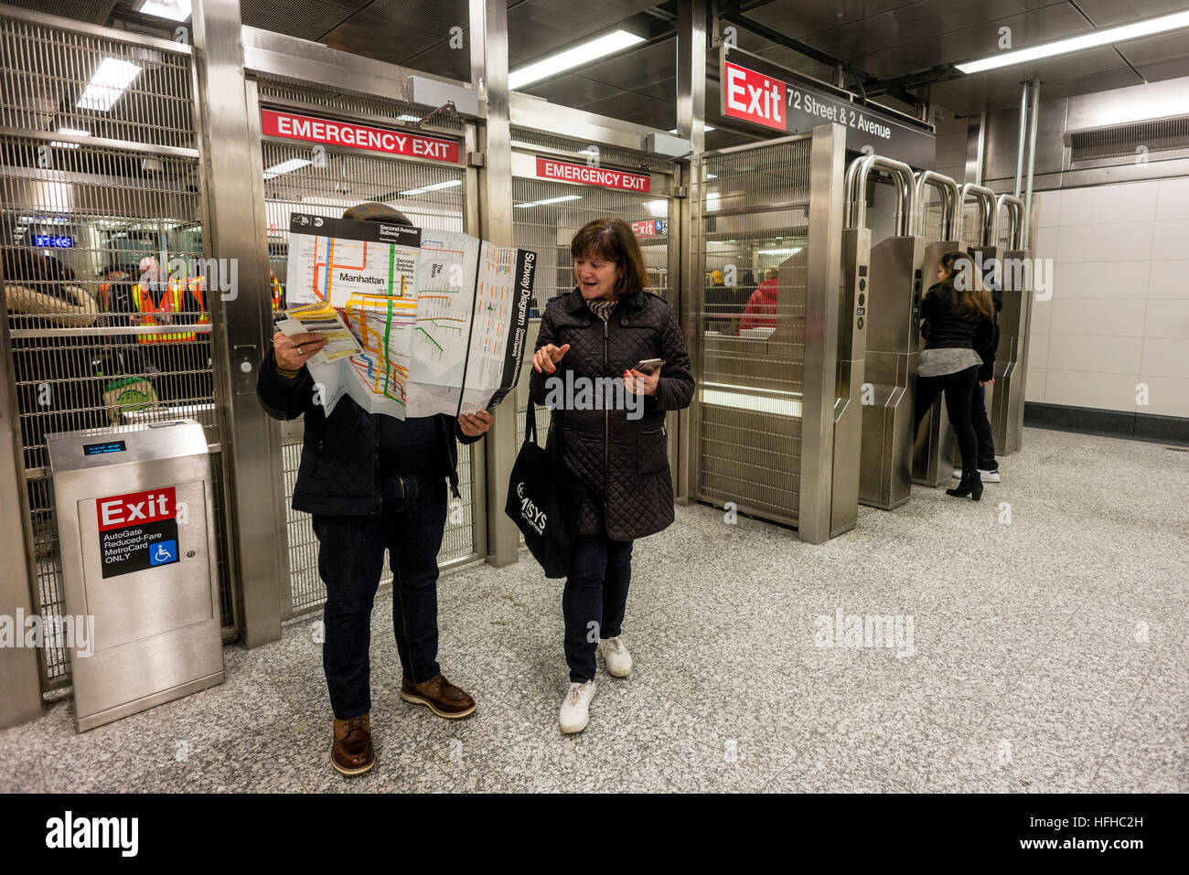 New York, USA. 1. Januar 2017. Nach fast einem Jahrhundert der Second Avenue U-Bahn endlich für die Öffentlichkeit am Neujahrstag geöffnet. Drei neue Stationen, 72., 86. und 96th Street plus eine Erweiterung im Osten 63. wurden hinzugefügt, um die BMT und 4,4 Milliarden Dollar Kosten. Die neue State-Of-The-Art-u-Bahnlinie verläuft BMT Linien nach Brighton Beach, Brooklyn. © Stacy Walsh Rosenstock/Alamy Live-Nachrichten Stockfoto