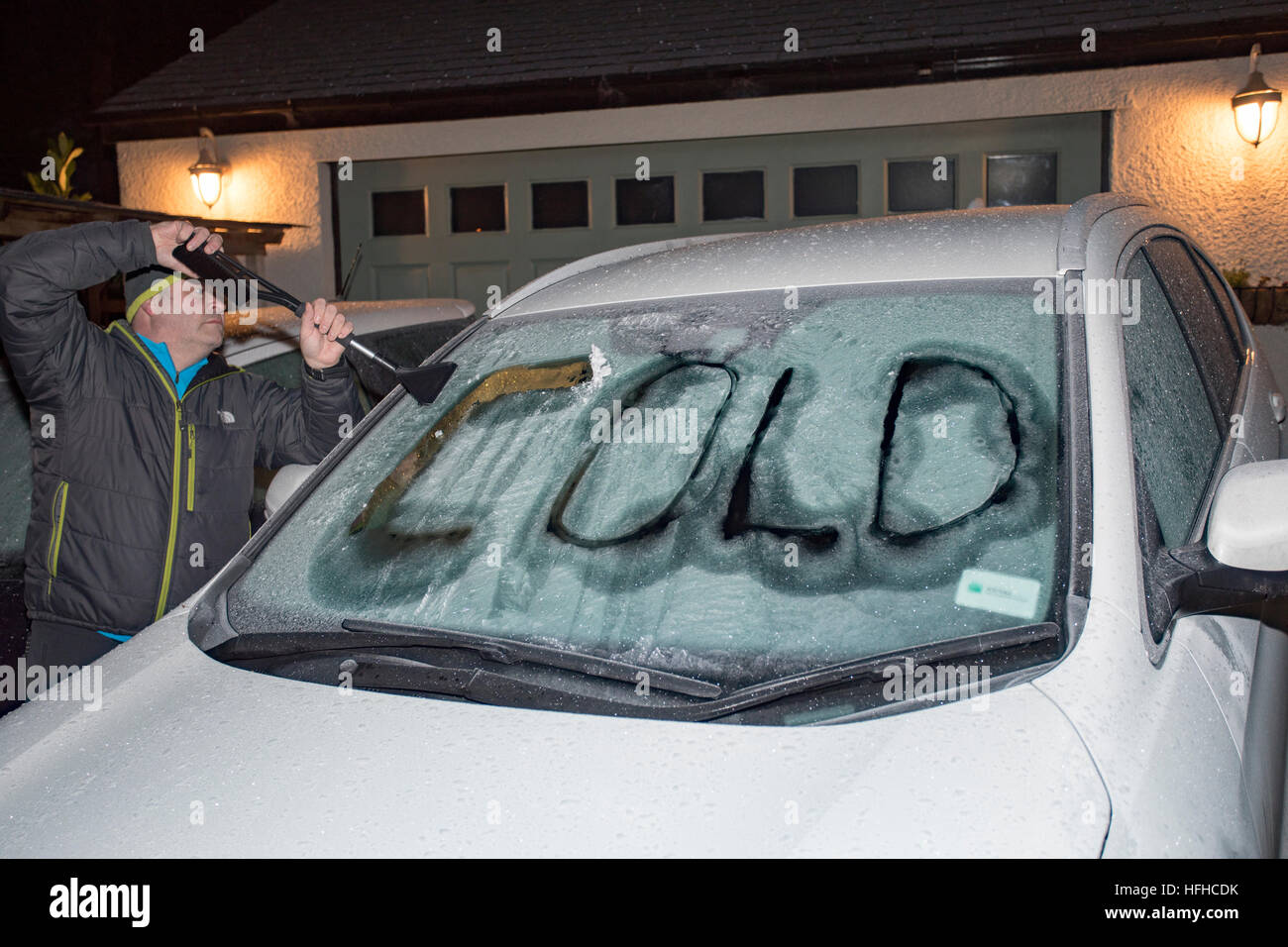 Person Auto Windschutzscheibe mit dem Worte kalt in das Eis auf