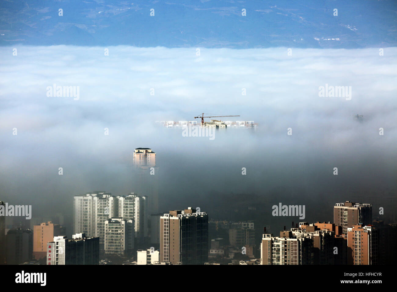Weinig. 2. Januar 2017. Foto auf 2. Januar 2017 zeigt die Advektion Nebel über das Stadtgebiet von Südwesten Chinas Provinz Guizhou Weining County. © He Huan/Xinhua/Alamy Live-Nachrichten Stockfoto