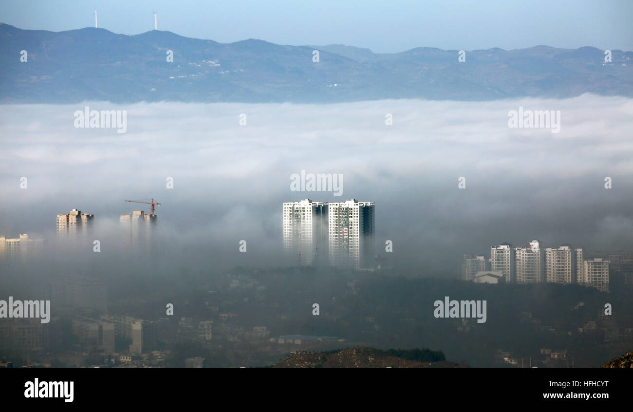Weinig. 2. Januar 2017. Foto auf 2. Januar 2017 zeigt die Advektion Nebel über das Stadtgebiet von Südwesten Chinas Provinz Guizhou Weining County. © He Huan/Xinhua/Alamy Live-Nachrichten Stockfoto