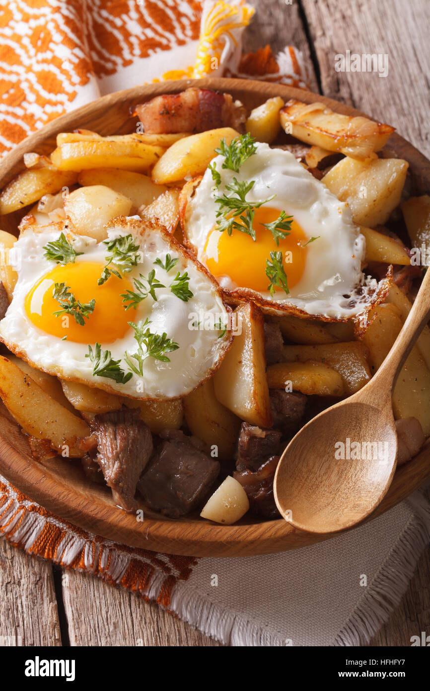 Einfaches Essen: Bratkartoffeln mit Fleisch, Speck und Eiern ...