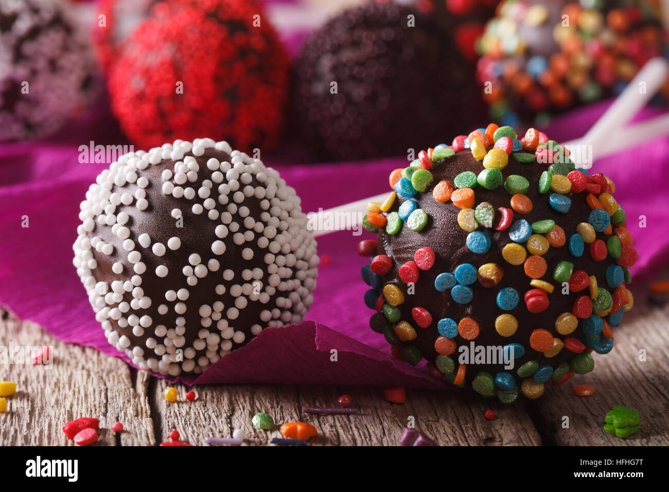 Schokoladenkuchen erscheint mit Süßigkeiten Streusel Makro auf eine alte Tabelle. Horizontale Stockfoto