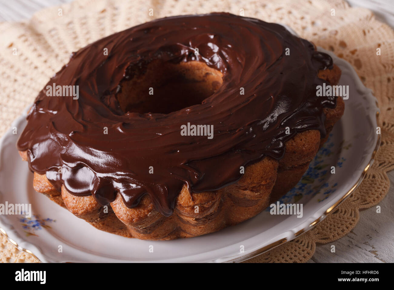 besonderes Brot Kuchen mit Schokoladenglasur Nahaufnahme auf einer Platte. horizontale Stockfoto