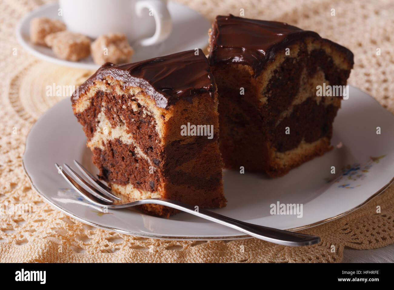 Schokolade Stück Marmorkuchen auf einer horizontalen Platte-Nahaufnahme Stockfoto