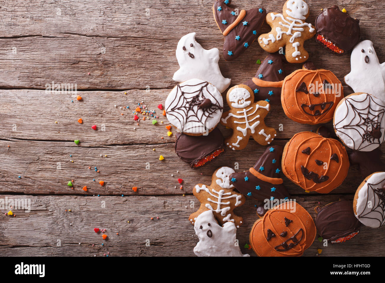 Lustige köstliche Ingwer Kekse für Halloween auf dem Tisch. horizontale Ansicht von oben Stockfoto