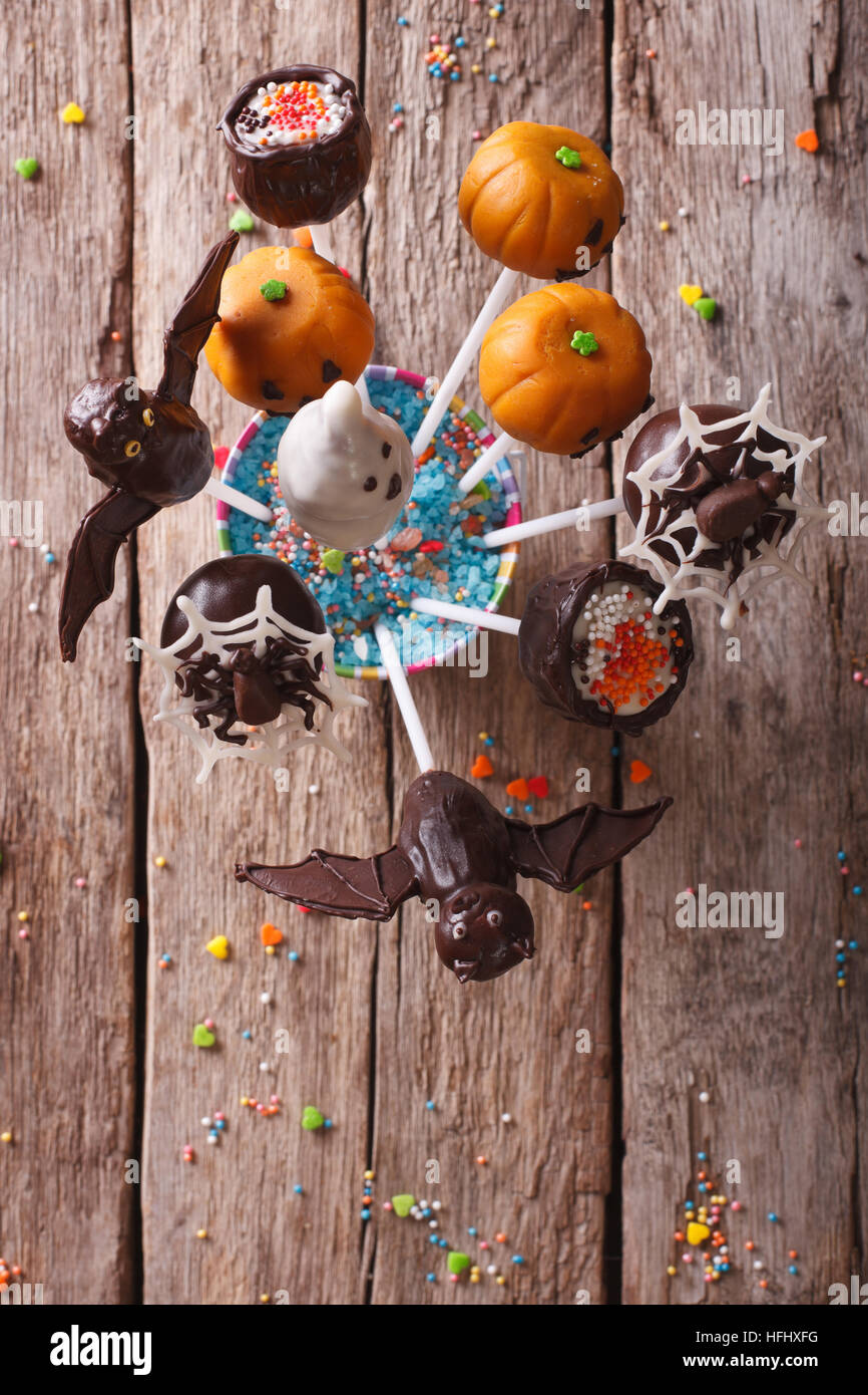 Festliche Halloween Pop-Kuchen auf dem Tisch. vertikale Ansicht von oben Stockfoto