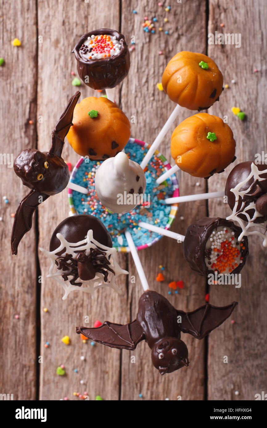 Festliche Halloween Pop-Kuchen mit einer Tabelle Großaufnahme. vertikale Ansicht von oben Stockfoto