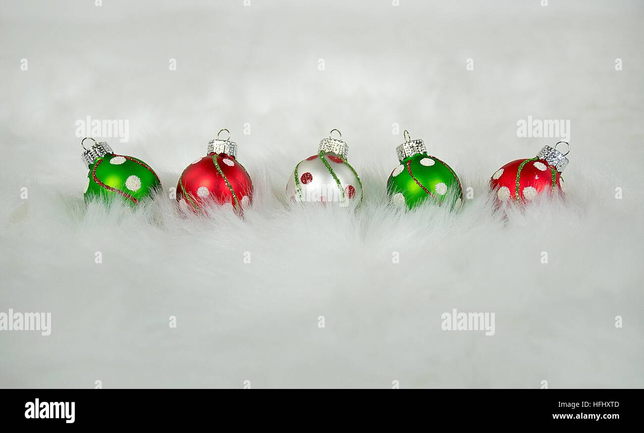 Weihnachtsschmuck im weißen Fell Stockfoto
