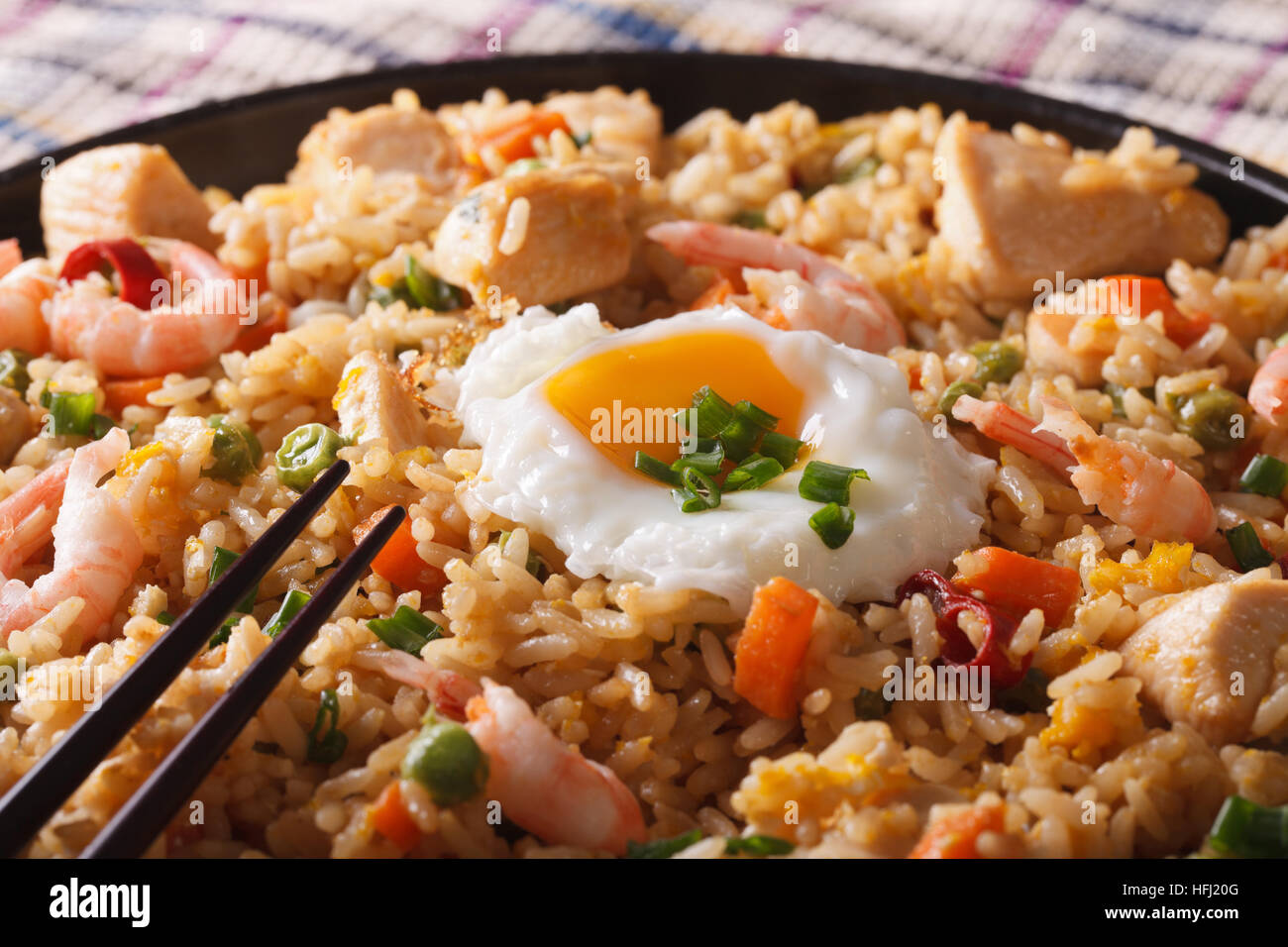 Gebratener Reis Nasi Goreng mit Huhn, Garnelen und Gemüse Makro ...