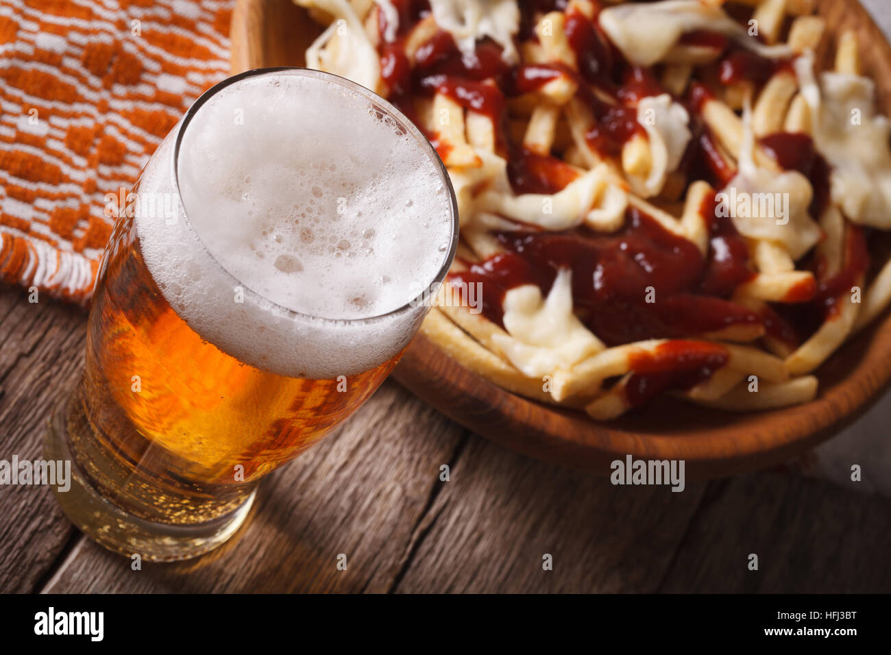 Quebec Essen: Bier und Kartoffeln mit Soße Nahaufnahme auf dem Tisch. horizontale Stockfoto