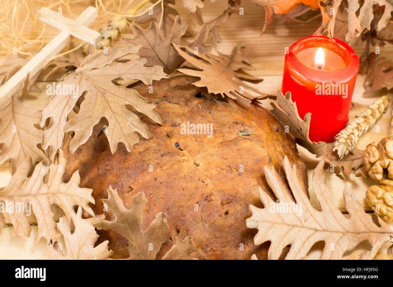 Orthodoxe Weihnachten Brot mit Yule Log trockenes Laub bedeckt Stockfoto