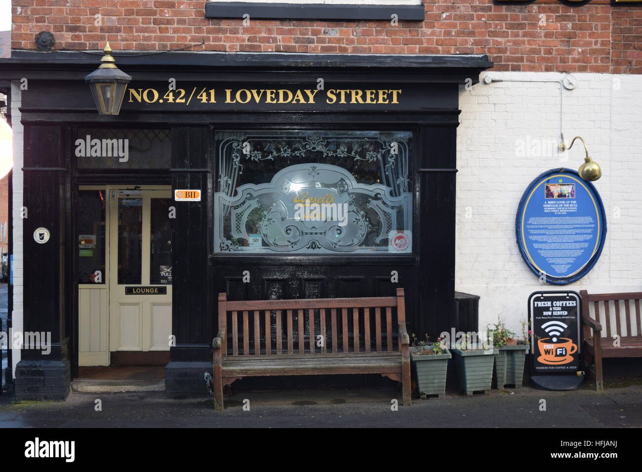 Haupteingang und Bar Fenster von Bull Public House in der Gun Quarter of Birmingham Stockfoto
