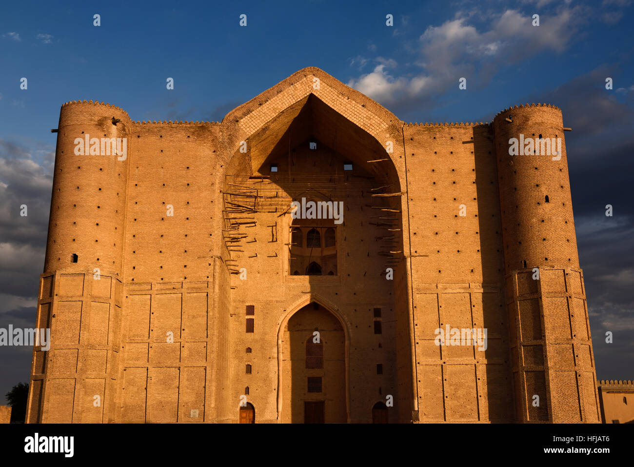 Vor dem Mausoleum von Khoja Ahmed Yasawi in der Morgendämmerung in Turkestan Kasachstan Stockfoto