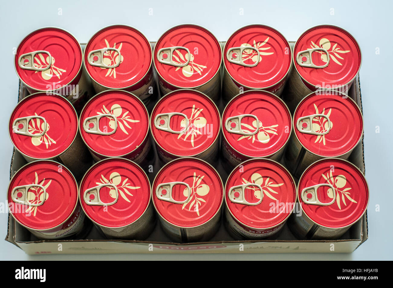 Konservierte Oliven in der roten Dose Stockfoto