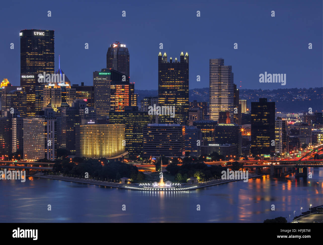 Abenddämmerung Skyline von Pittsburgh, Pennsylvania, USA. Point State Park-Wasser-Brunnen im Vordergrund zu sehen. Stockfoto