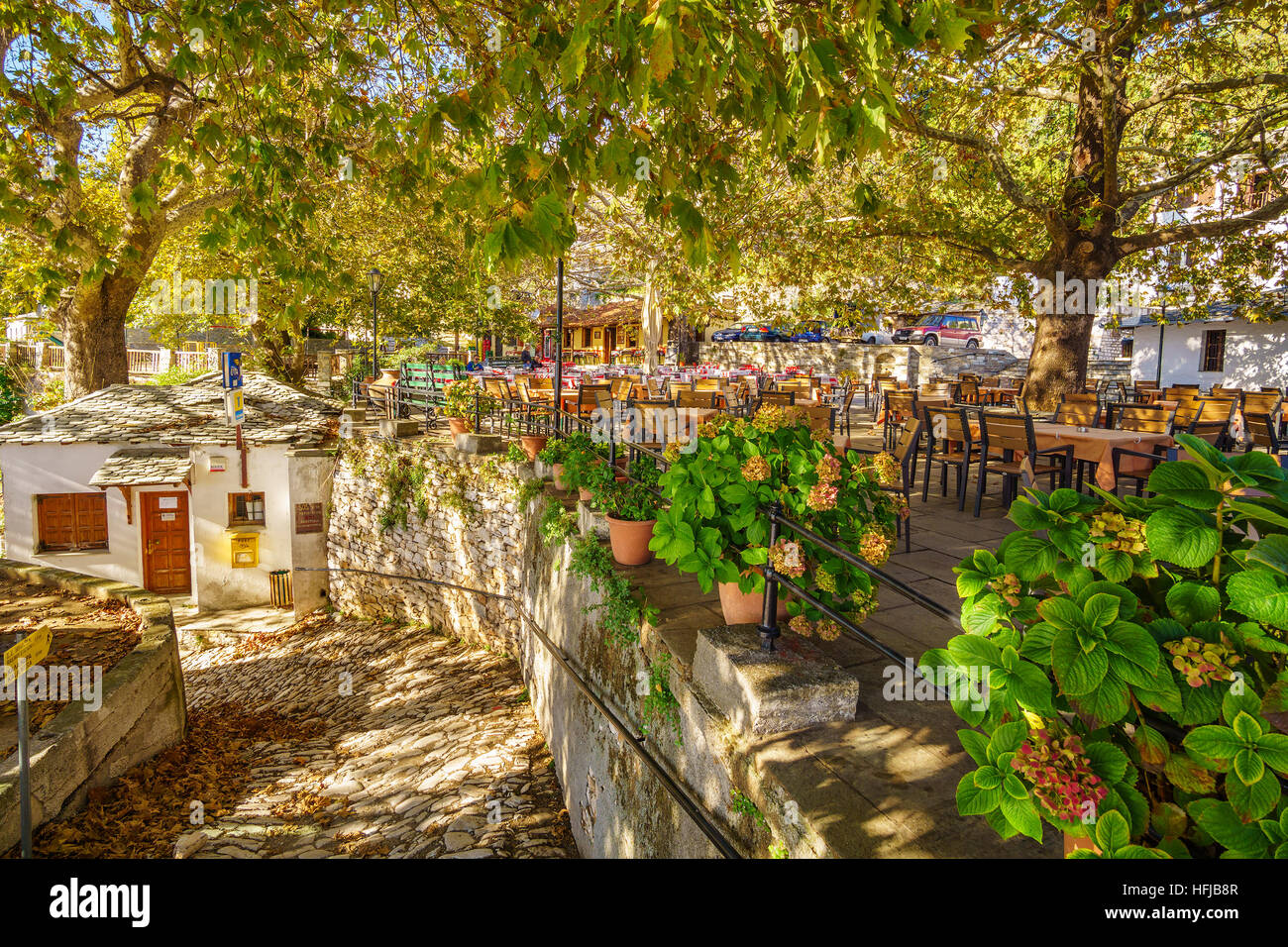 Das malerische Dorf Milies. Gepflasterte Fußgängerzone mit