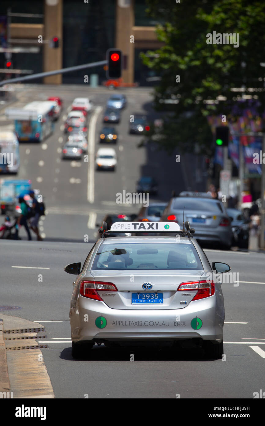 Ein Taxi wartet an der Ampel an der Bridge Street in der Innenstadt. Die lokalen Taxi-Industrie hat hart getroffen Stockfoto