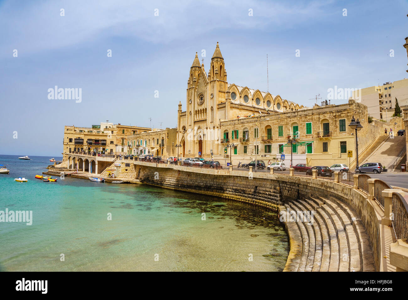 Balluta Bucht und die Kirche Unserer Lieben Frau vom Berge Karmel in Saint Julien in der Nähe von Sliema, Malta Stockfoto