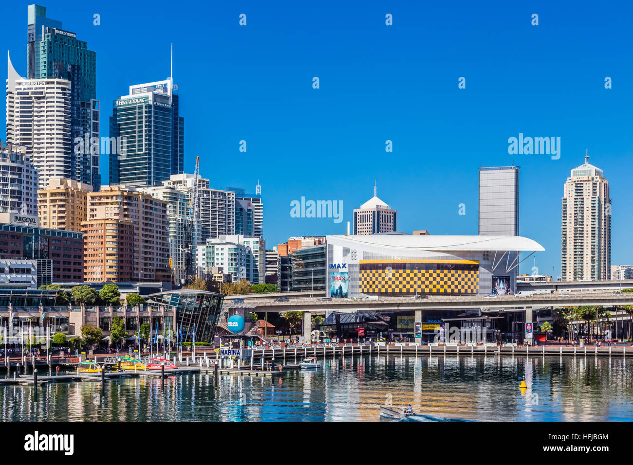 Darling Harbour, Sydney, Australien, mit den Gebäuden im Wasser gespiegelt. Stockfoto