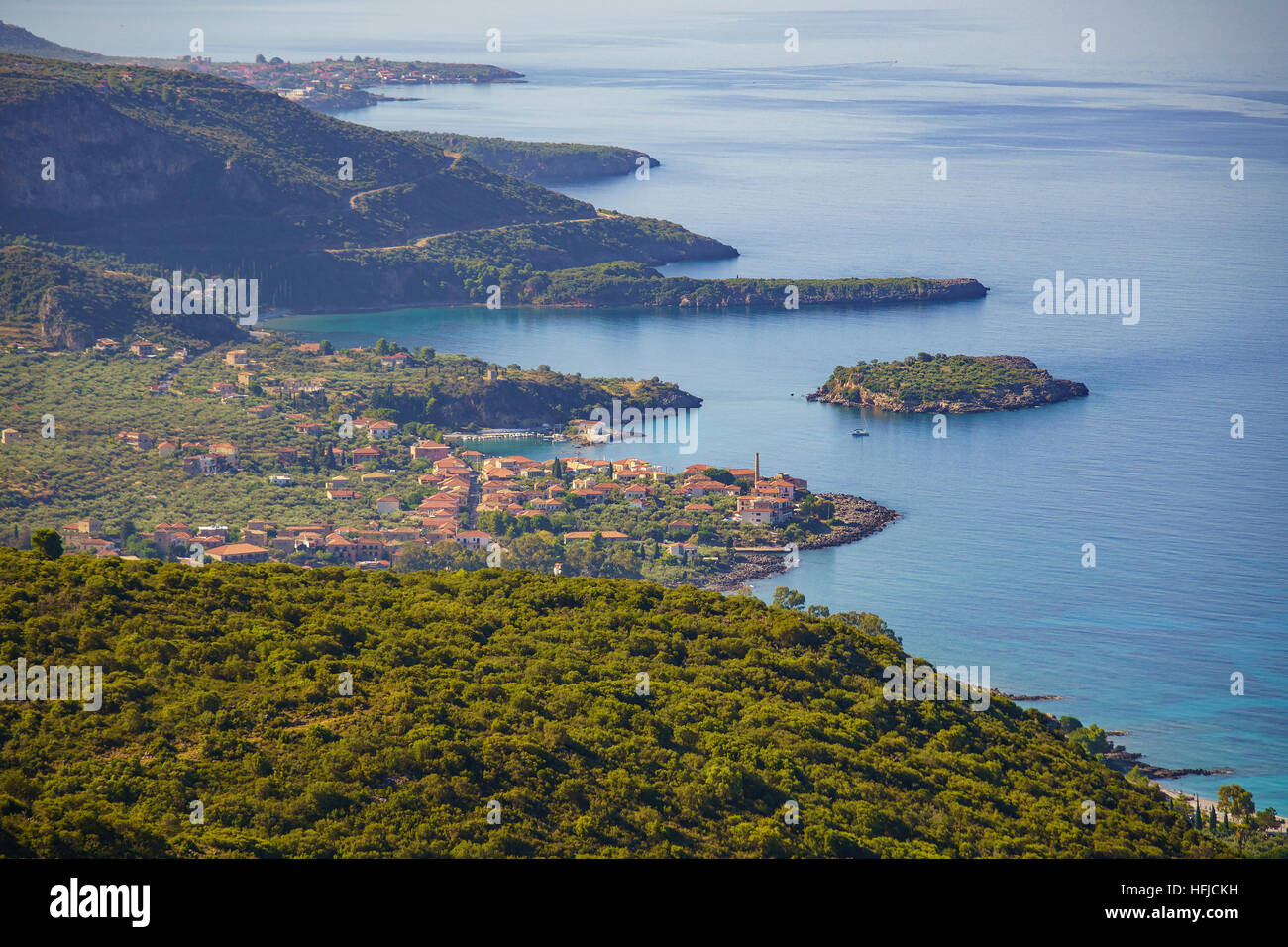 Die herrliche Aussicht von Kardamili Küstendorf in Messenien - Griechenland. Stockfoto