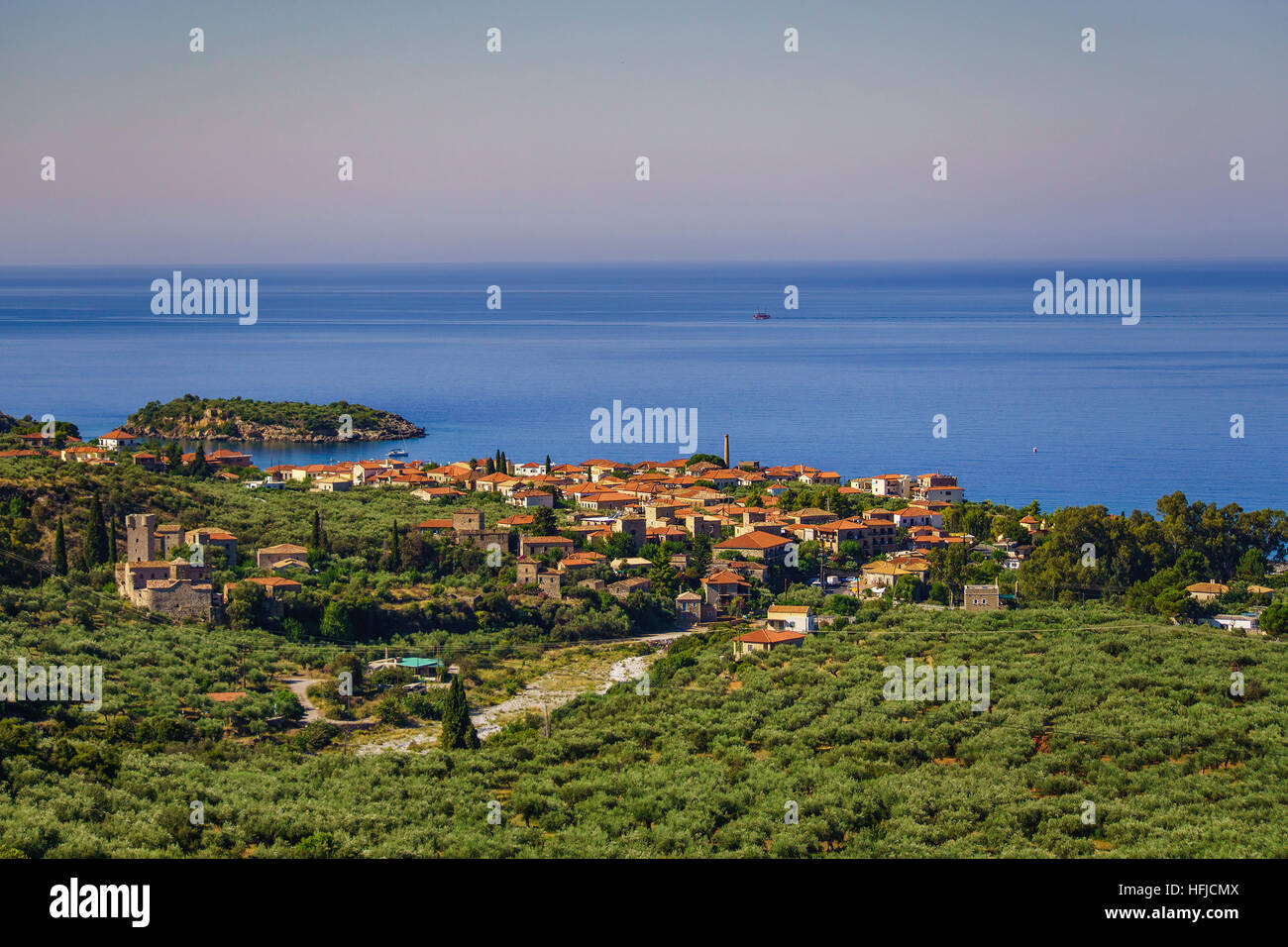 Die herrliche Aussicht von Kardamili Küstendorf in Messenien - Griechenland. Stockfoto