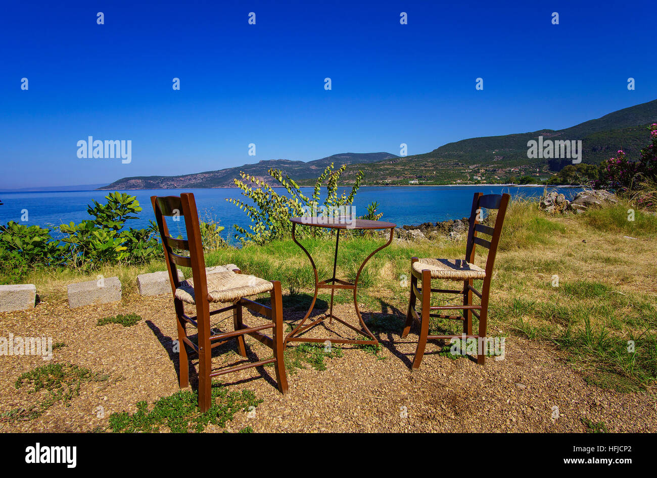 Stühlen und einem Tisch mit einem majestätischen Blick am Meer in Kardamyli Küstendorf in Mani - Griechenland. Stockfoto