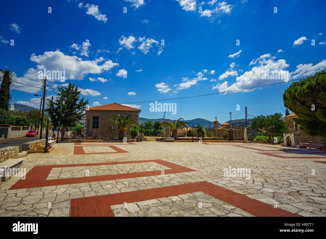 Der Hauptplatz im Oitylo Village befindet sich in der Mani. Laconia - Griechenland Stockfoto