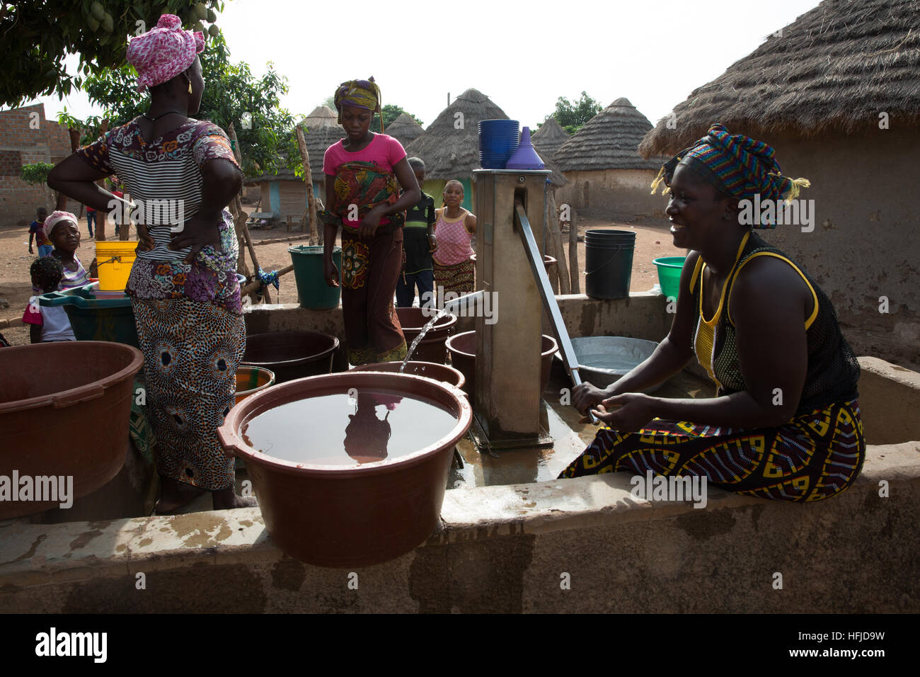 Kiniero, Guinea, 30. April 2015: das Dorf und die Umgebung werden durch die Fomi Damm überschwemmt. Frauen ziehen Wasser aus einem Brunnen in der Nähe von das Zentrum des Dorfes. Stockfoto