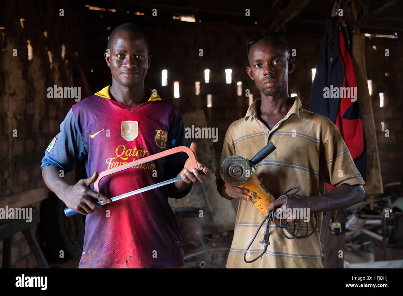 Kiniero, Guinea, 30. April 2015: Metall- und Schweißerei, Türen und Reparaturen durchführt. Stockfoto
