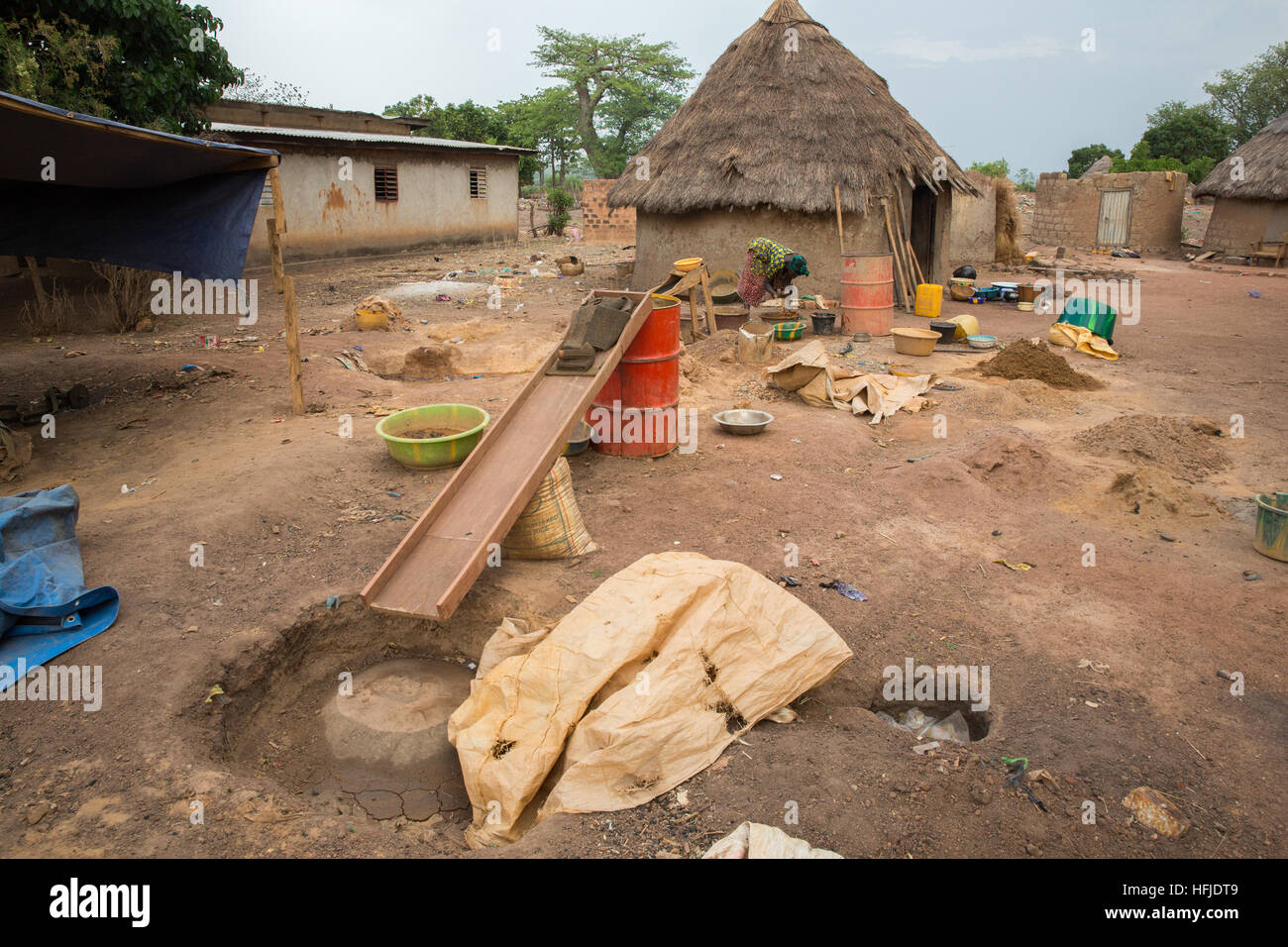 Kiniero, Guinea, 30. April 2015: Waschmaschine Mineralien kleine Mengen von Gold in das Dorf zu extrahieren. Stockfoto