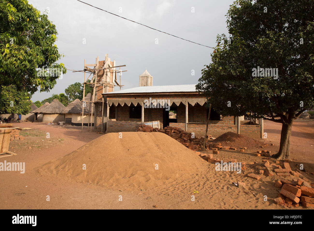 Kiniero, Guinea, 30. April 2015: Das Dorf und die Umgebung wird durch die Fomi Staudammprojekt überflutet werden. Bau einer neuen Moschee. Stockfoto