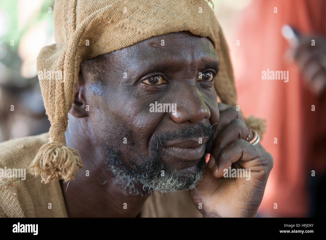 Baro, Guinea, 1. Mai 2015: Jäger in Baro Dorf ihre traditionellen Hüte tragen. Sie jagen für Spiel im Wald drei Mal in der Woche. Stockfoto