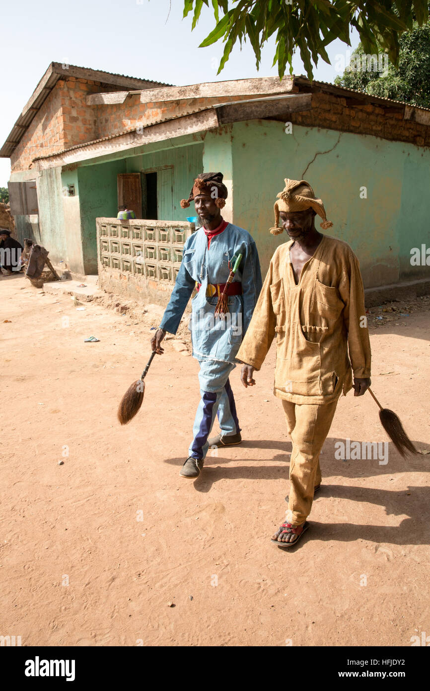 Baro, Guinea, 1. Mai 2015: Jäger in Baro Dorf ihre traditionellen Hüte tragen. Sie jagen für Spiel im Wald drei Mal in der Woche. Stockfoto