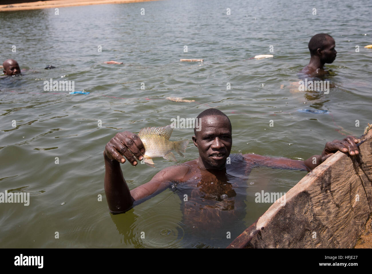 Baro Dorf, Guinea, 1. Mai 2015: Fischer Fische in ihrem Netz fangen. Diese Zeit ist in der Regel gut zum Angeln, da der Fluss zu niedrig ist. Stockfoto