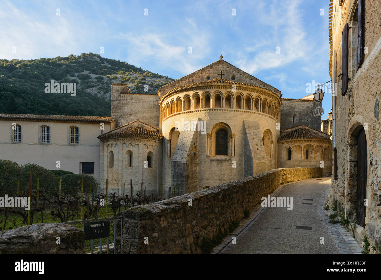 Blick auf die Abtei Gellone, Saint-Guilhem-le-Désert, Hérault, Frankreich Stockfoto