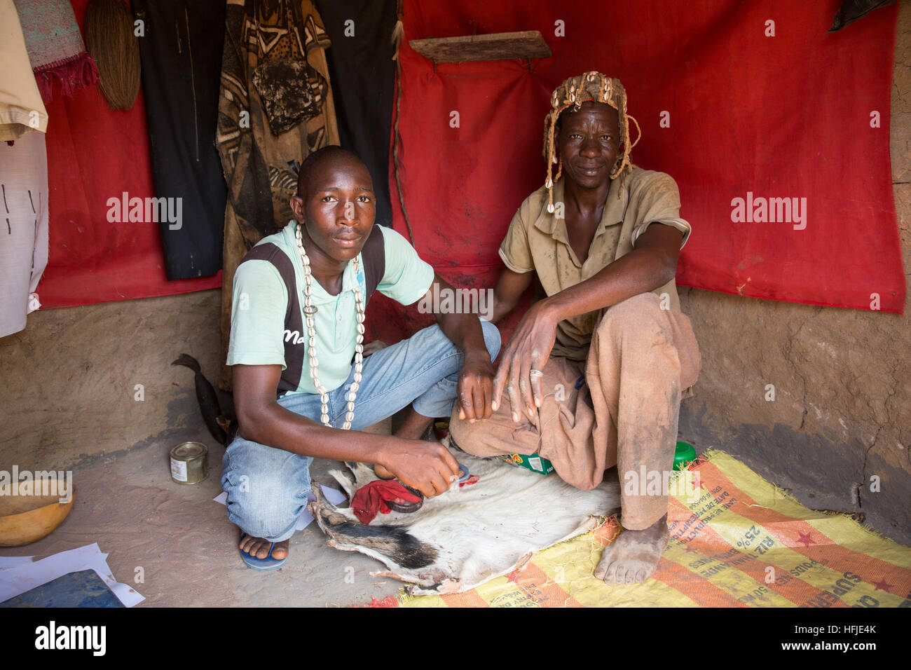 Baro Dorf, Guinea, 1. Mai 2015: Layeba Kourouma, 42, Landwirt und traditionelle Heiler mit seinem Lehrling. Er behandelt, Kopfschmerzen, Bauchschmerzen, und entfernt die Zaubersprüche. Stockfoto