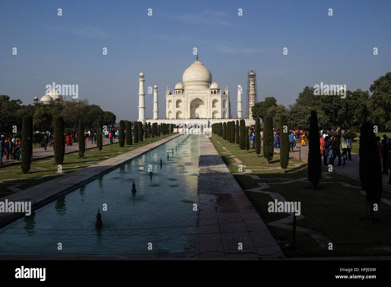 UNESCO-Weltkulturerbe-Denkmal Taj Mahal in Agra. Es befindet sich im Umbau bei der Reparatur das Minarett Stockfoto