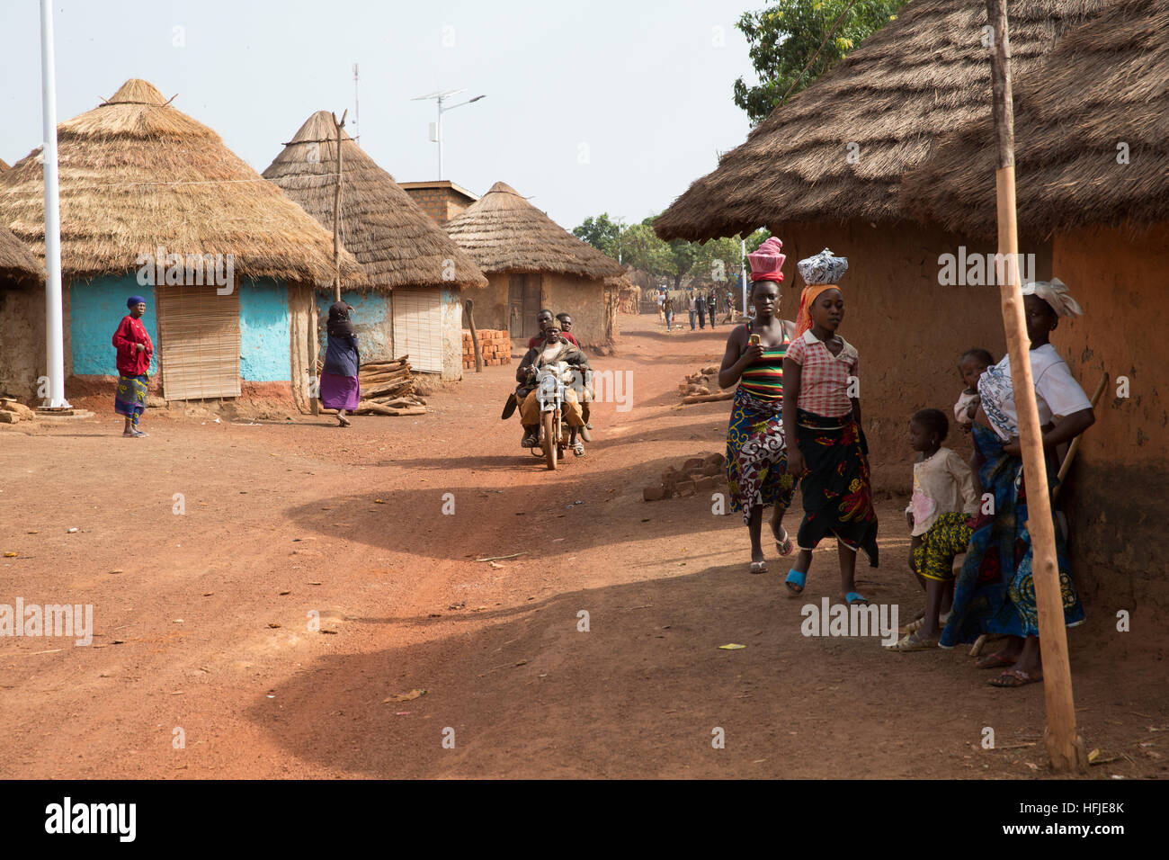 Gbderedou Baranama, Guinea, 2. Mai 2015; junge Menschen verlassen in den frühen Morgen für die Sanana Minen, 12 km entfernt. Stockfoto